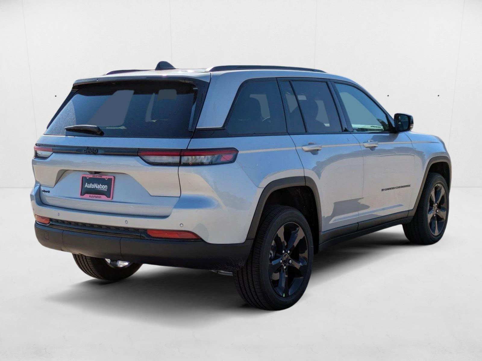 2025 Jeep Grand Cherokee Laredo photo 2