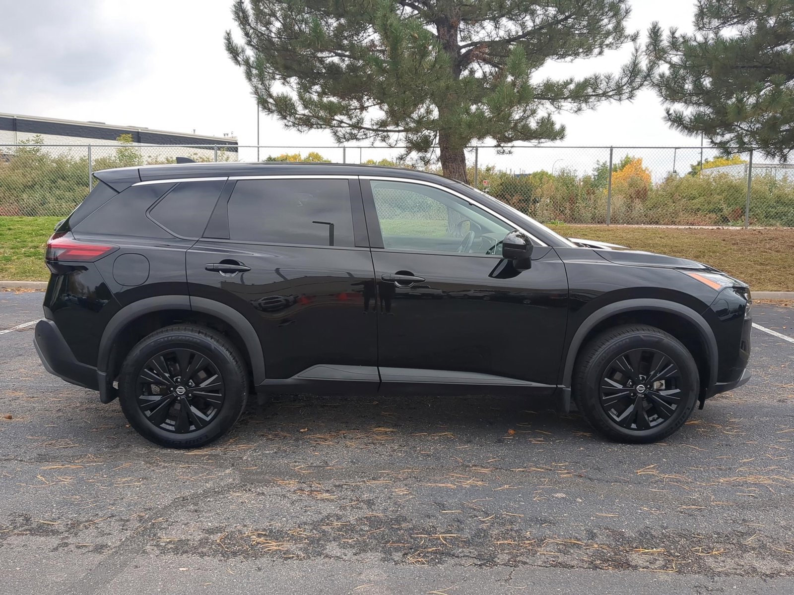 2021 Nissan Rogue SV photo 4
