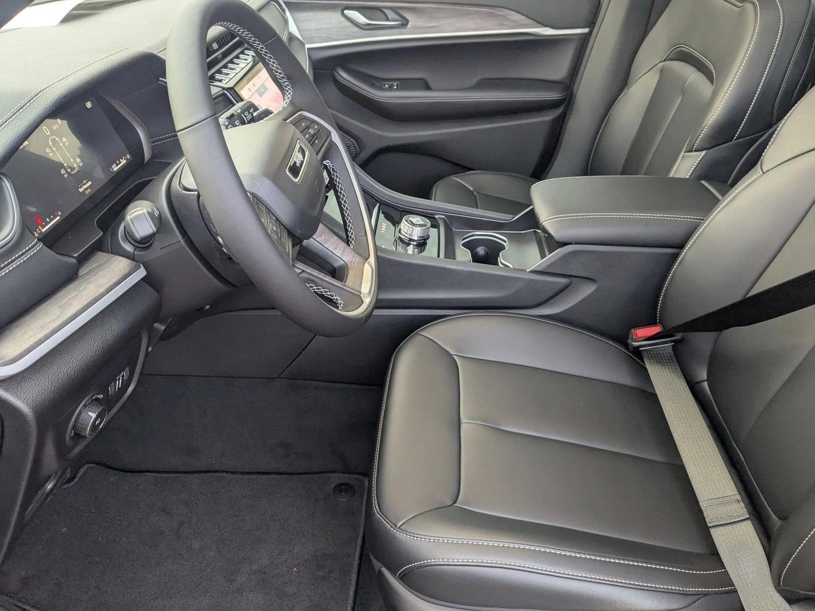 2025 Jeep Grand Cherokee Limited photo 4