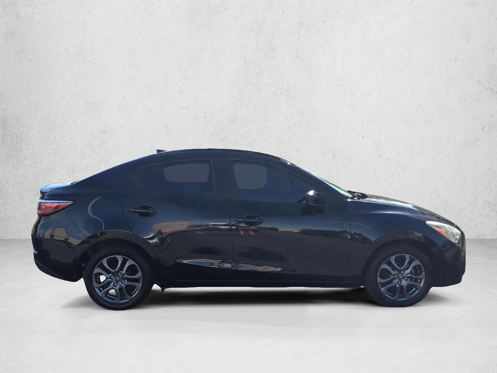 2019 Toyota Yaris LE photo 3