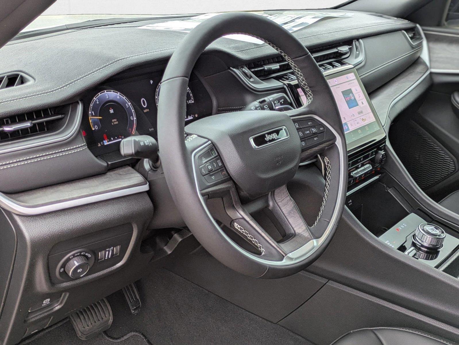 2025 Jeep Grand Cherokee Limited photo 3