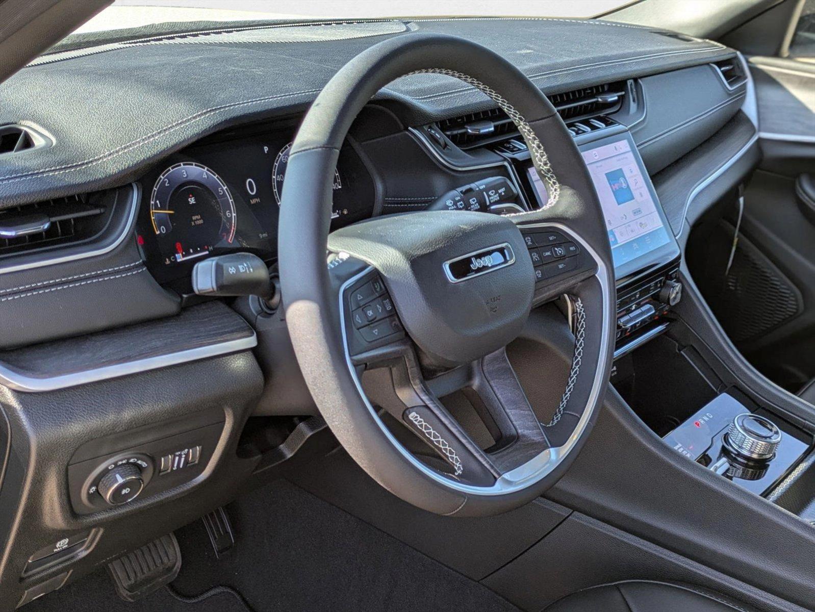 2025 Jeep Grand Cherokee Limited photo 3