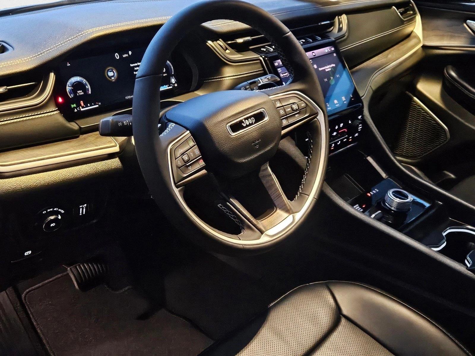 2025 Jeep Grand Cherokee Limited photo 3