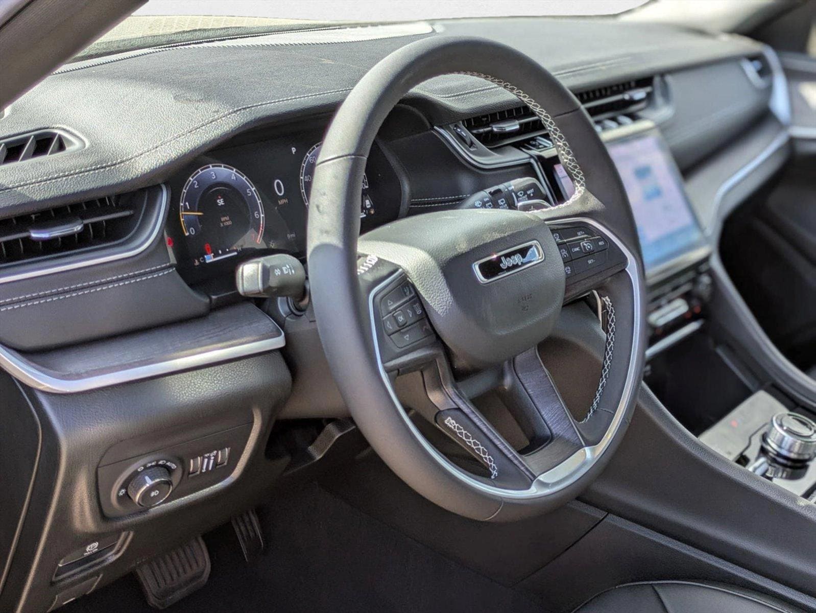 2025 Jeep Grand Cherokee Limited photo 3