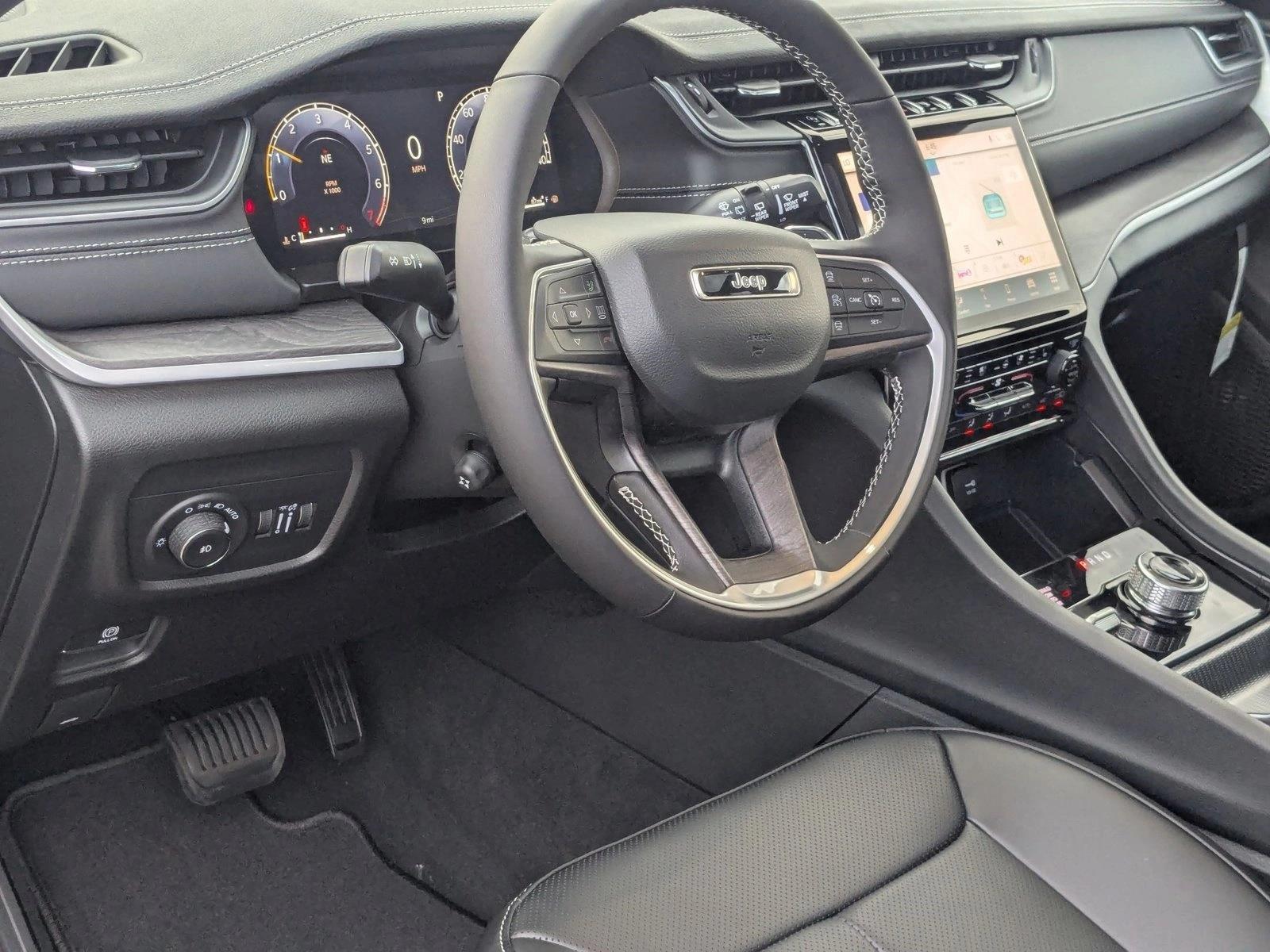 2025 Jeep Grand Cherokee Limited photo 3