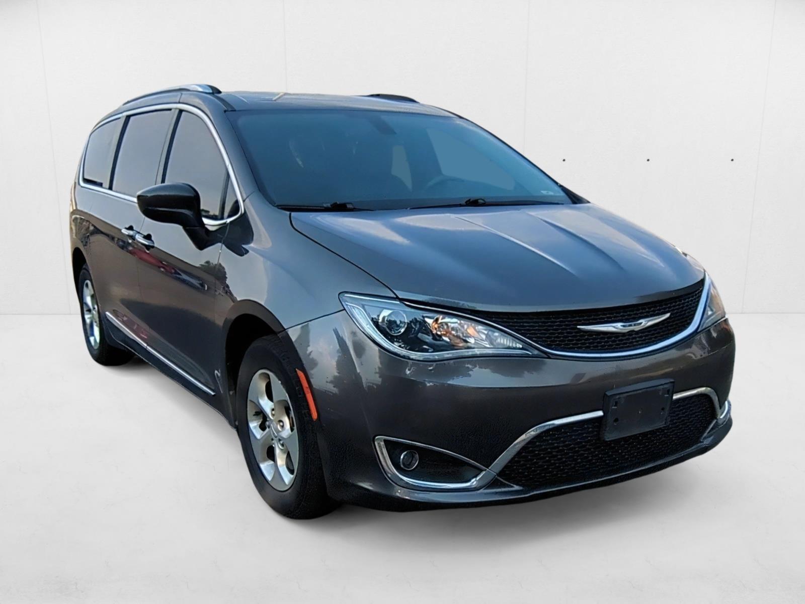 2017 Chrysler Pacifica Touring Plus photo 3