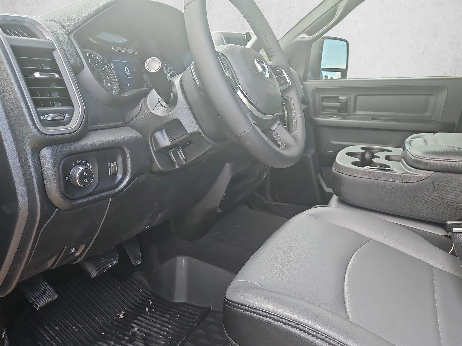 2025 Ram 2500 Tradesman photo 3