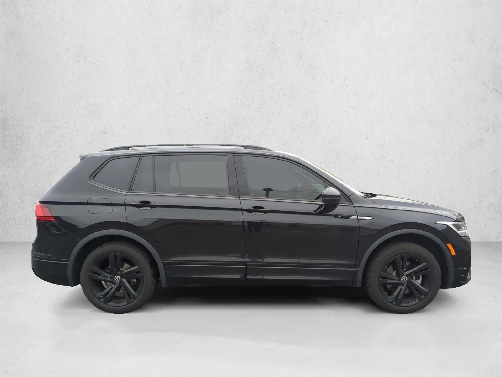 2024 Volkswagen Tiguan SE R-Line Black photo 2