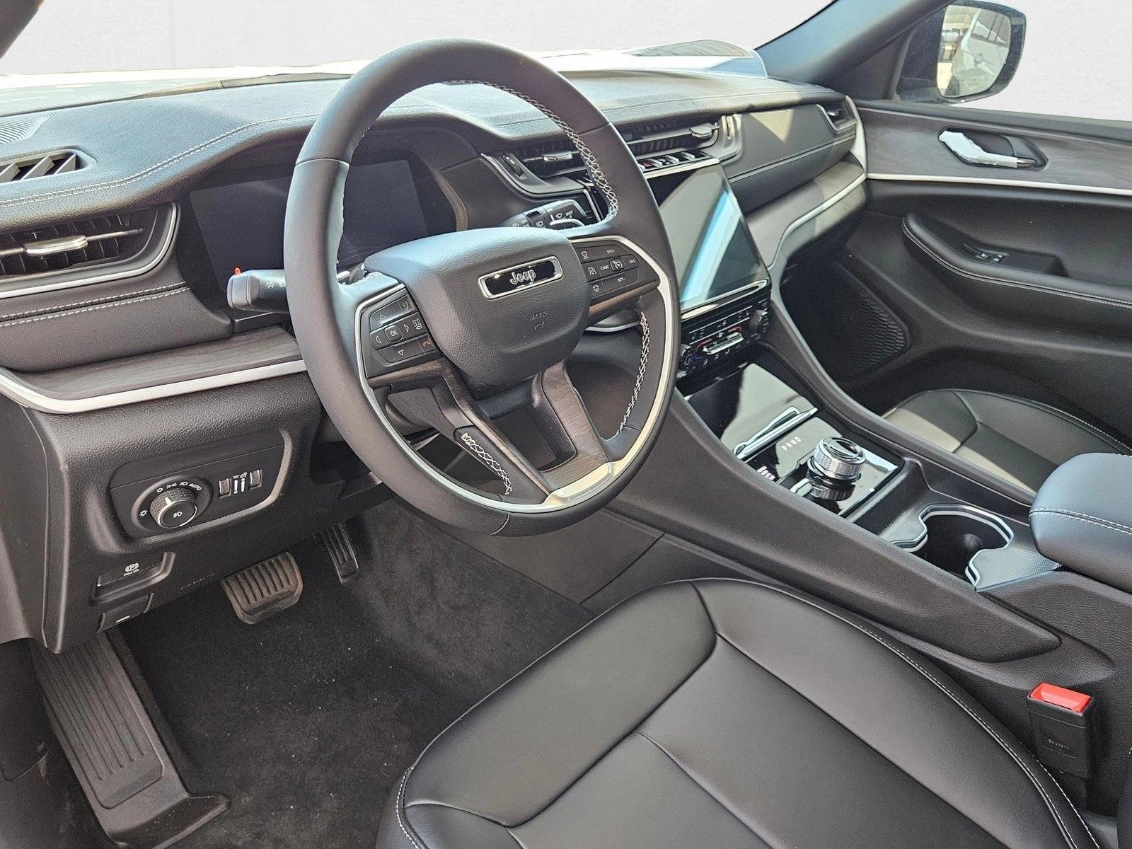 2025 Jeep Grand Cherokee Limited photo 2