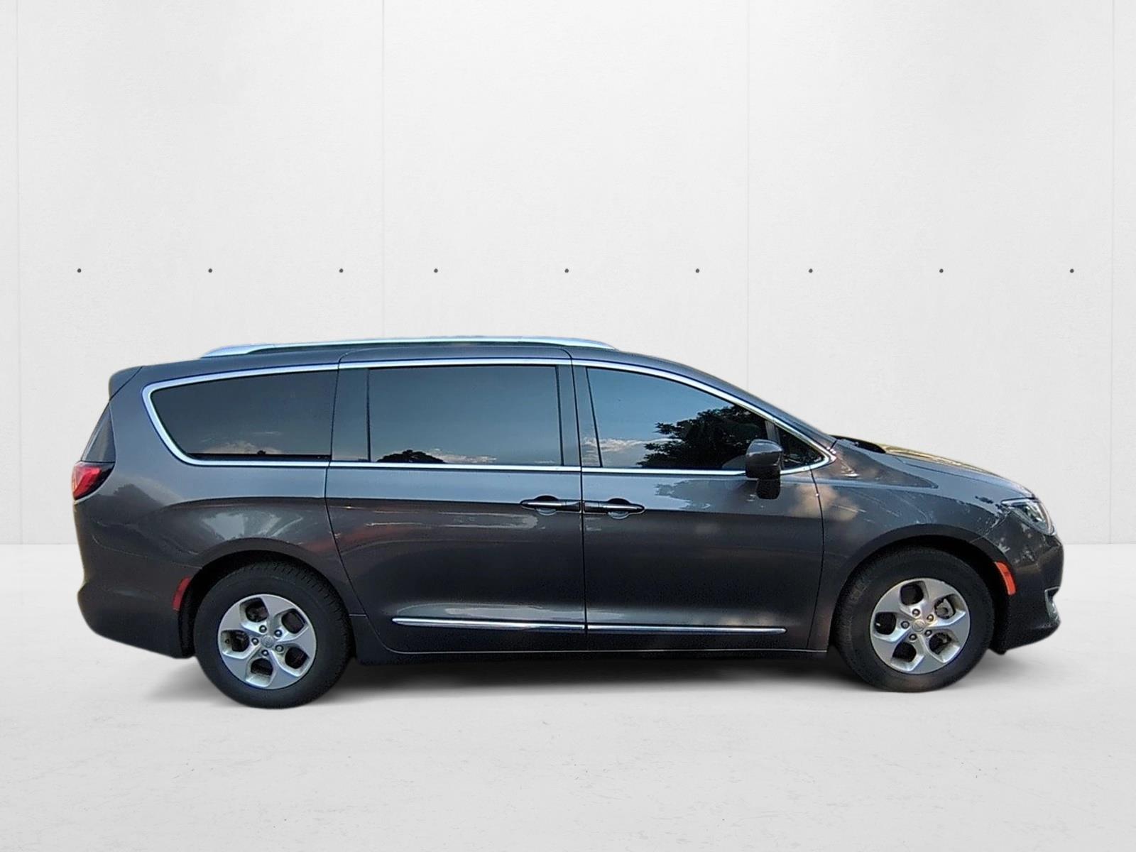 2017 Chrysler Pacifica Touring Plus photo 4