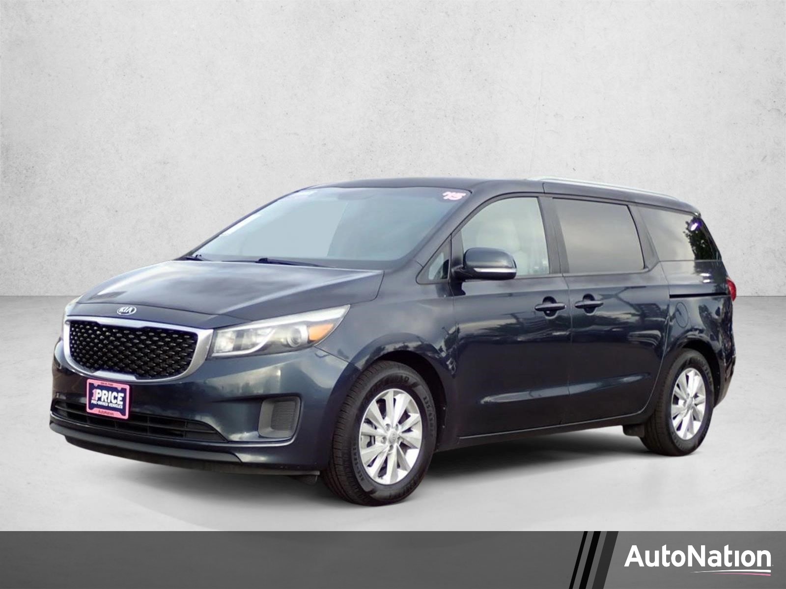 2015 Kia Sedona LX's photo