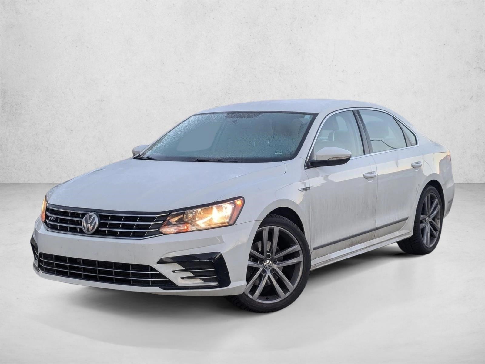 2017 Volkswagen Passat R-Line's photo