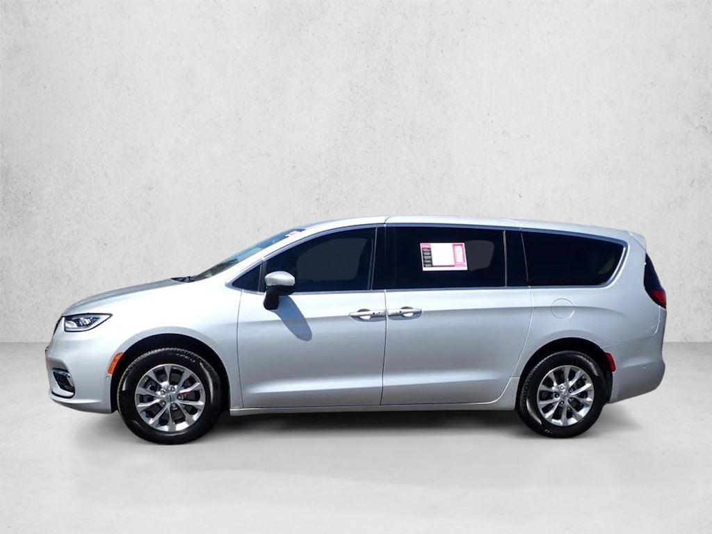 Used 2023 Chrysler Pacifica Touring L Mini-van Passenger