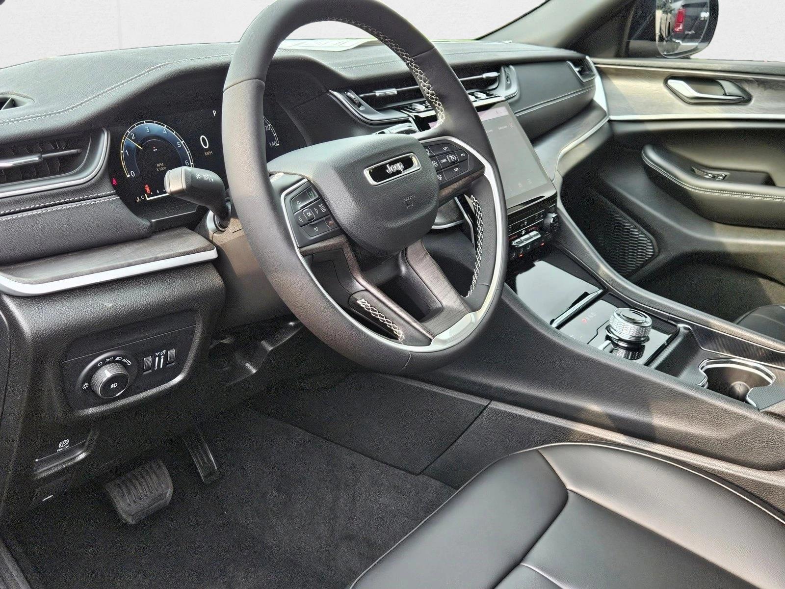 2025 Jeep Grand Cherokee Limited photo 3