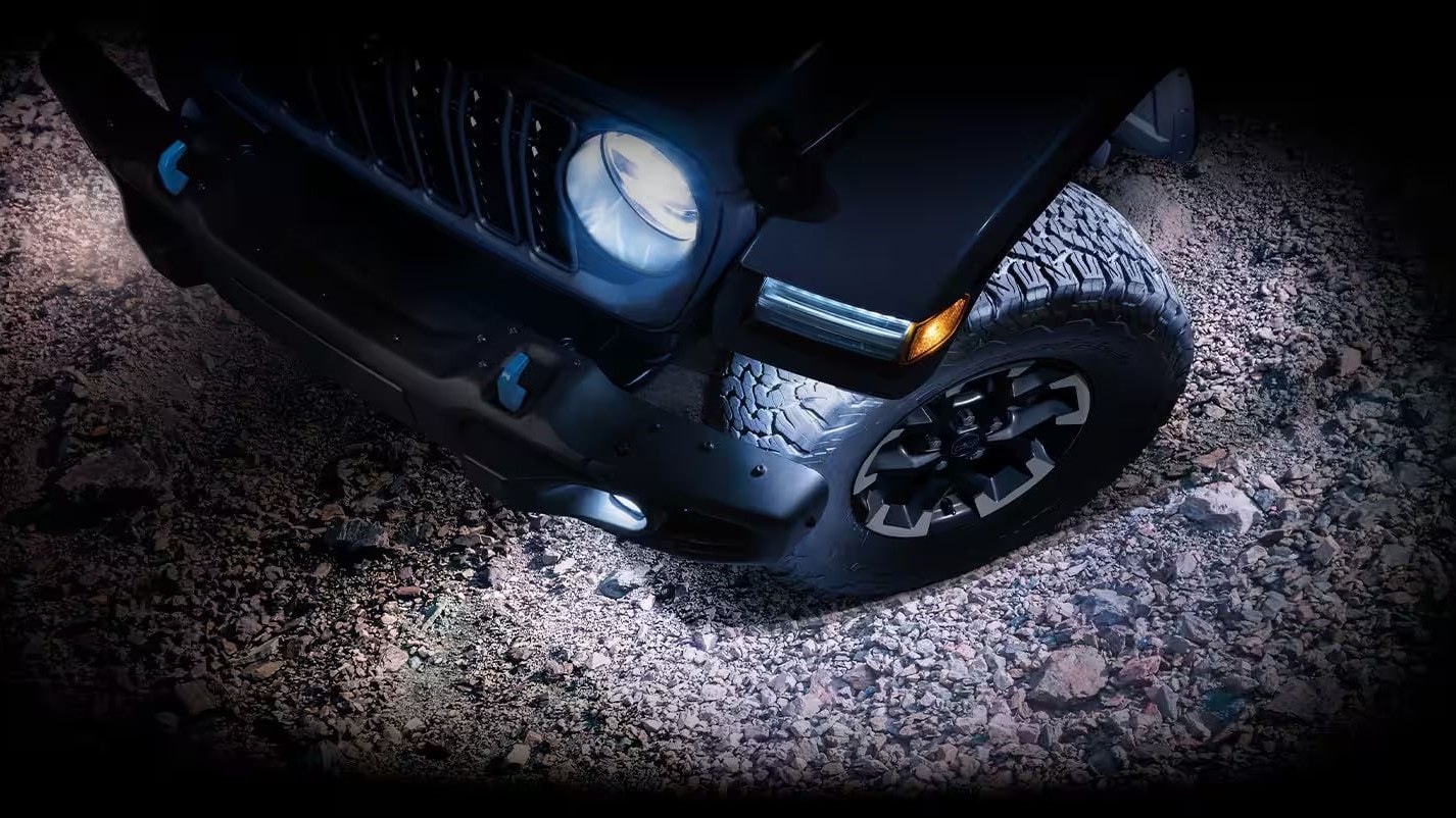 Illustration of the Automatic High-Beam Headlamps upgrade available on the Jeep Wrangler