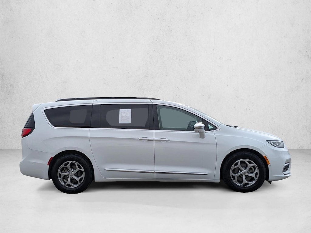 Used 2022 Chrysler Pacifica Limited Mini-van Passenger