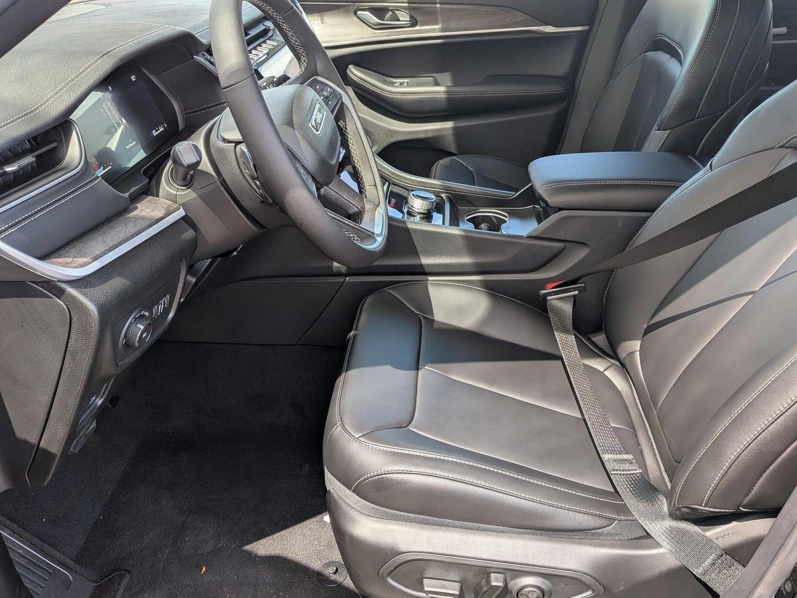 2025 Jeep Grand Cherokee Limited photo 2