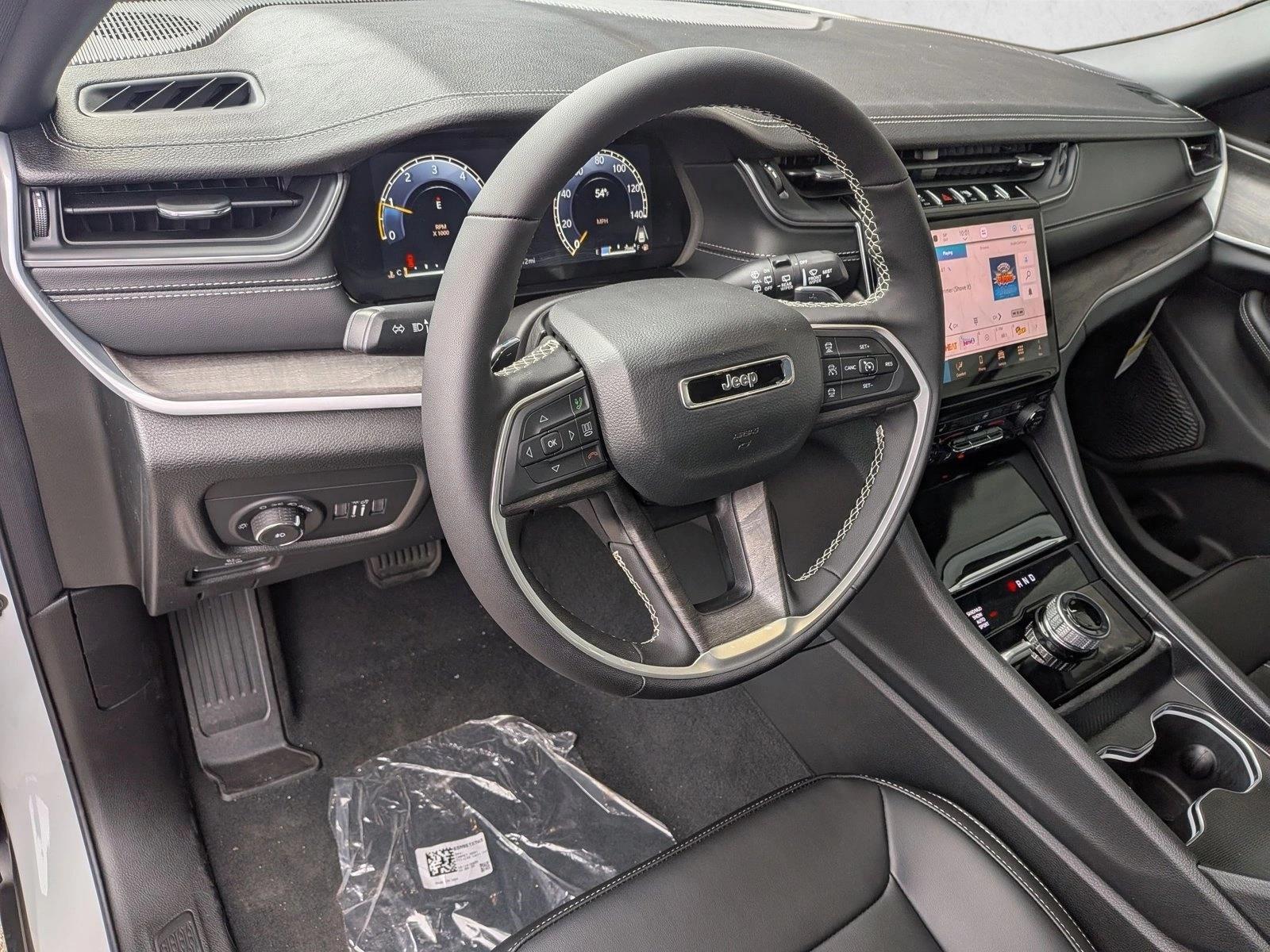 2025 Jeep Grand Cherokee Limited photo 3