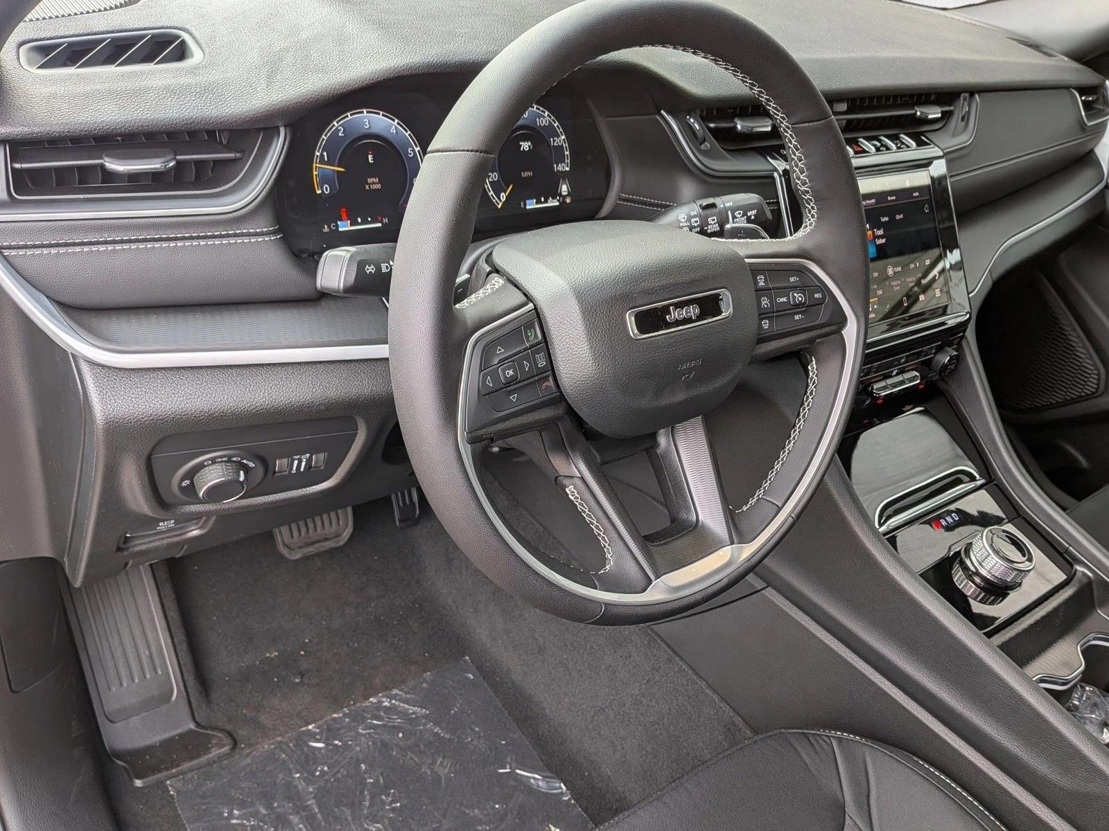 2025 Jeep Grand Cherokee Laredo X photo 3