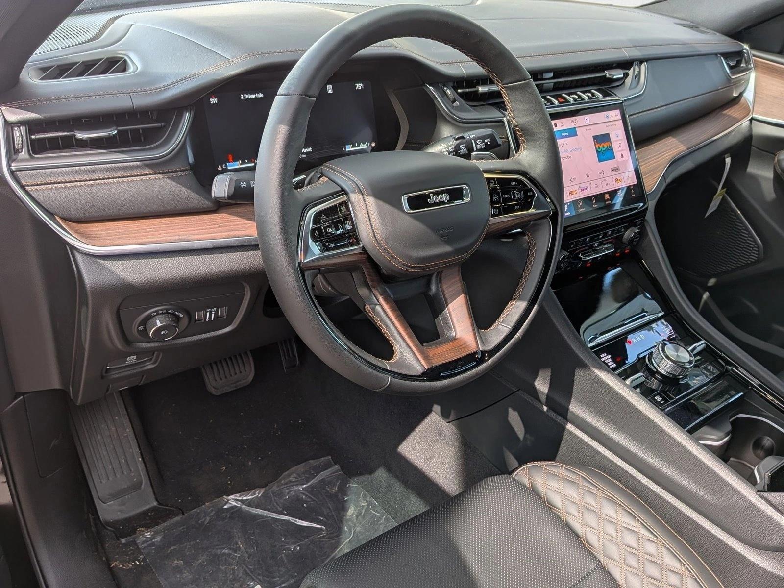 2025 Jeep Grand Cherokee Summit photo 3