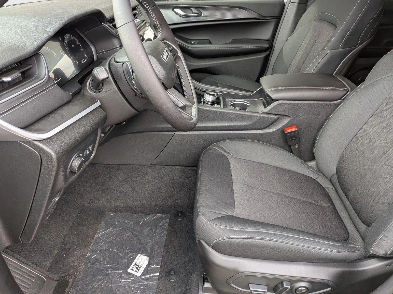 2025 Jeep Grand Cherokee Laredo X photo 4