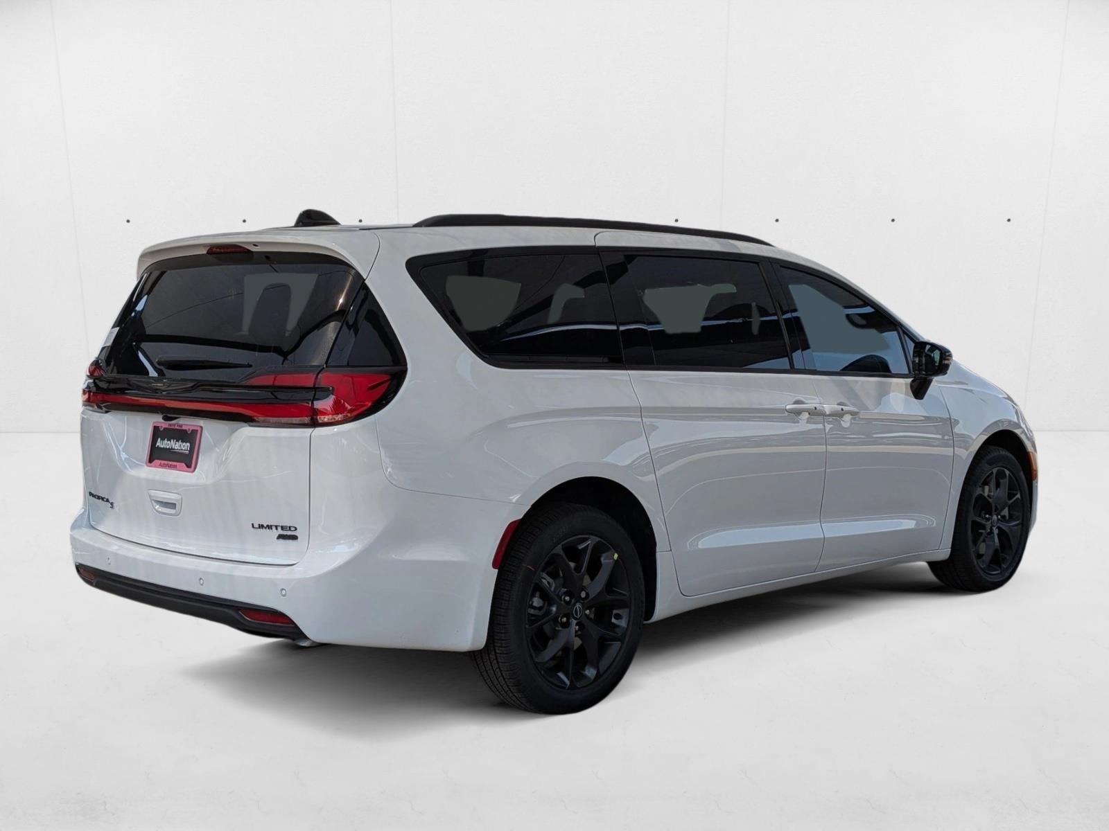 2026 Chrysler Pacifica Limited photo 2