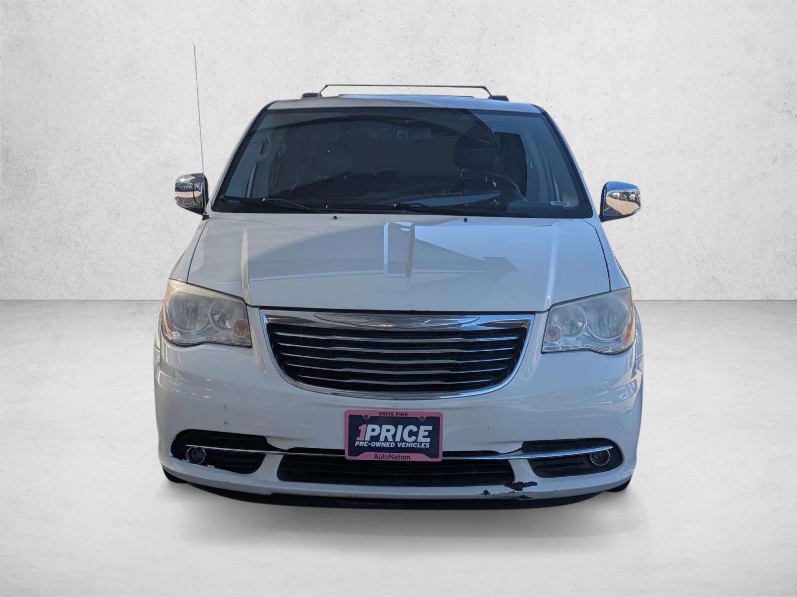 2013 Chrysler Town & Country photo 2