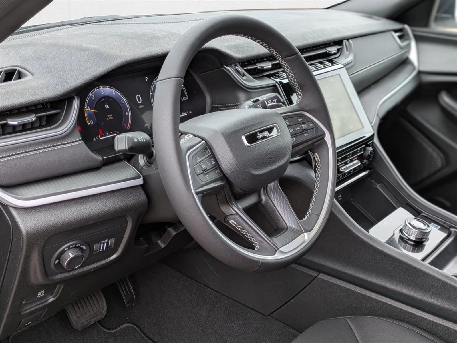 2025 Jeep Grand Cherokee Laredo photo 3