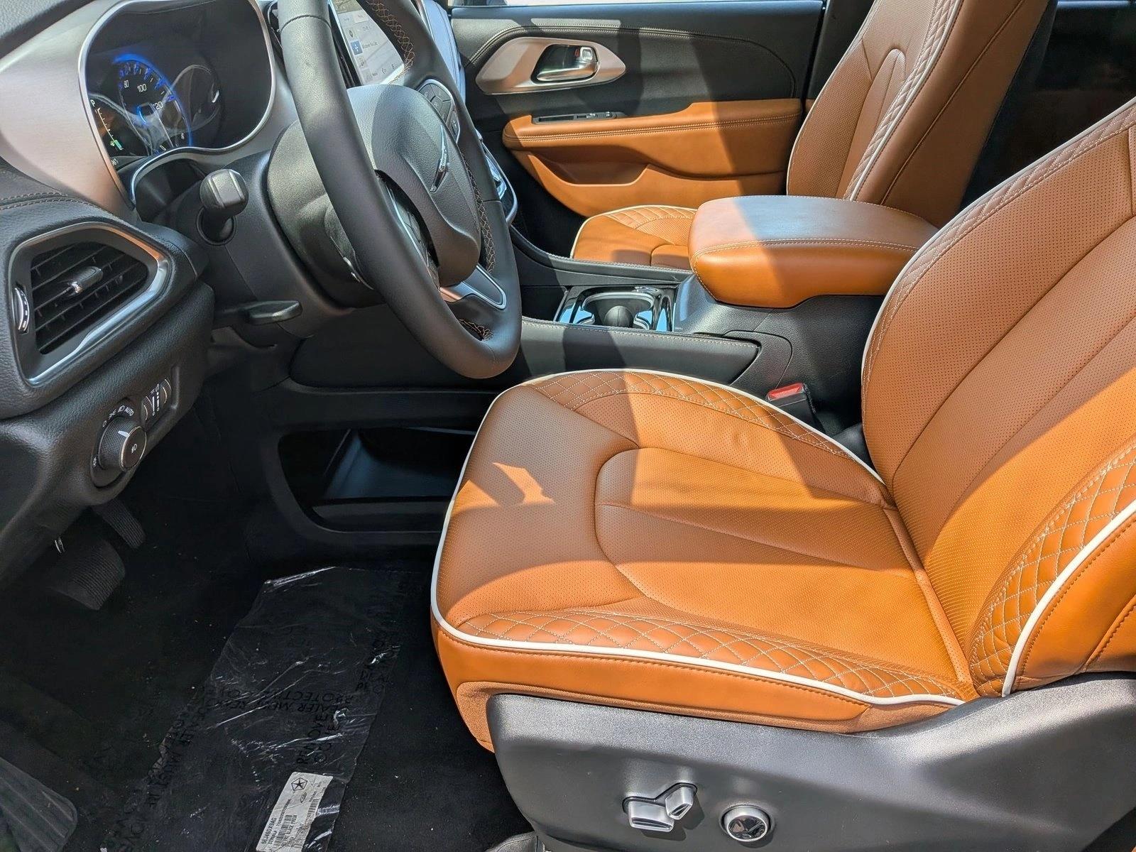 2026 Chrysler Pacifica Pinnacle photo 3