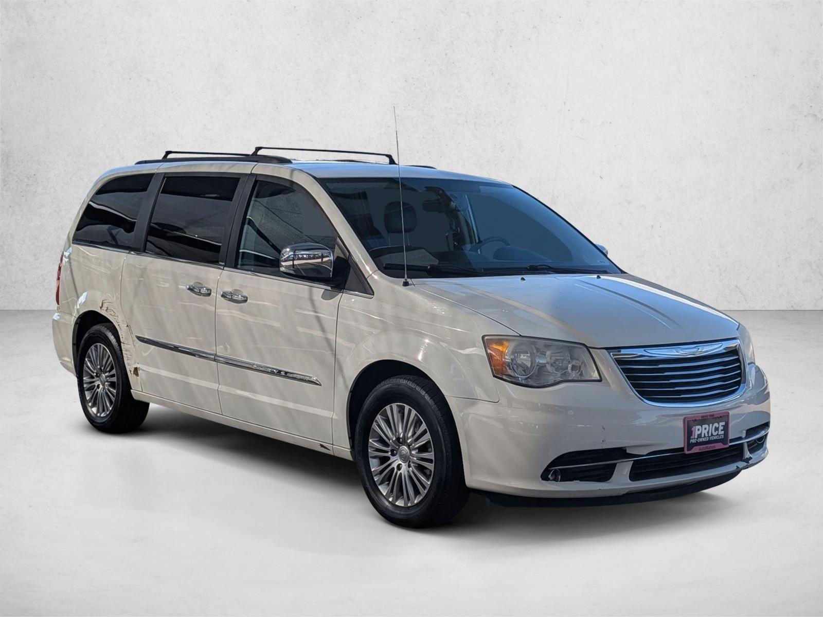 2013 Chrysler Town & Country photo 3