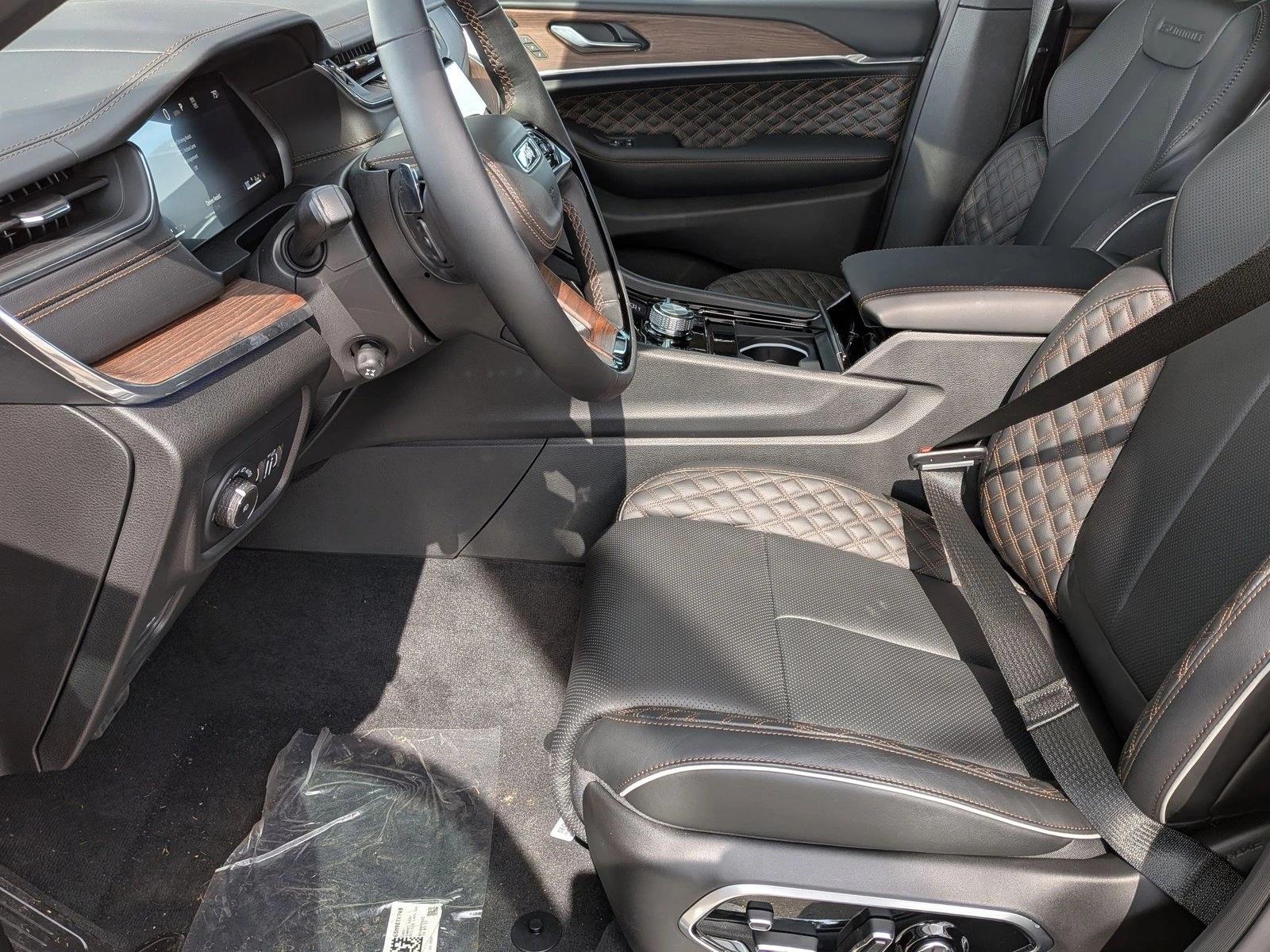 2025 Jeep Grand Cherokee Summit photo 4