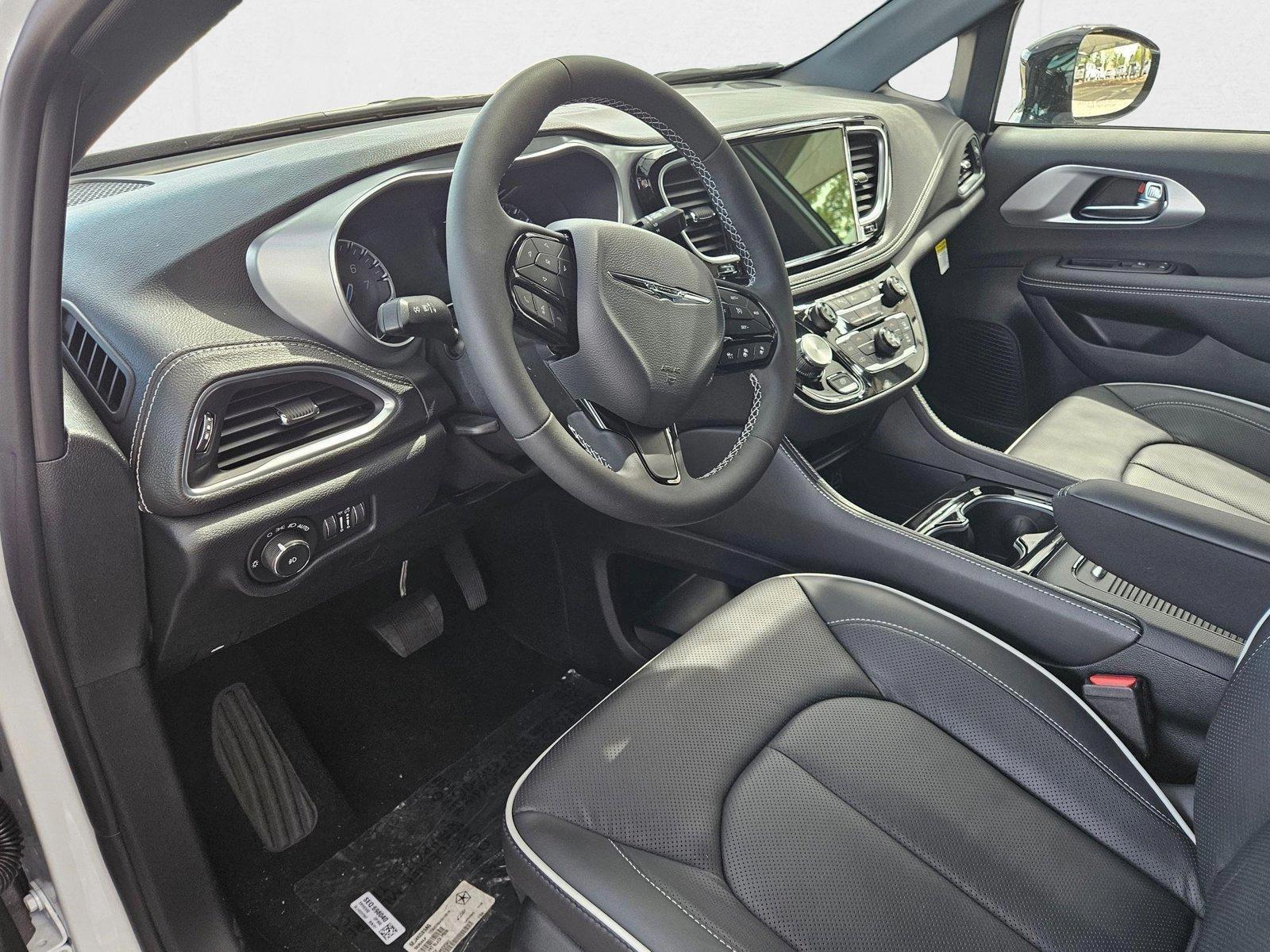 2025 Chrysler Pacifica Limited photo 2