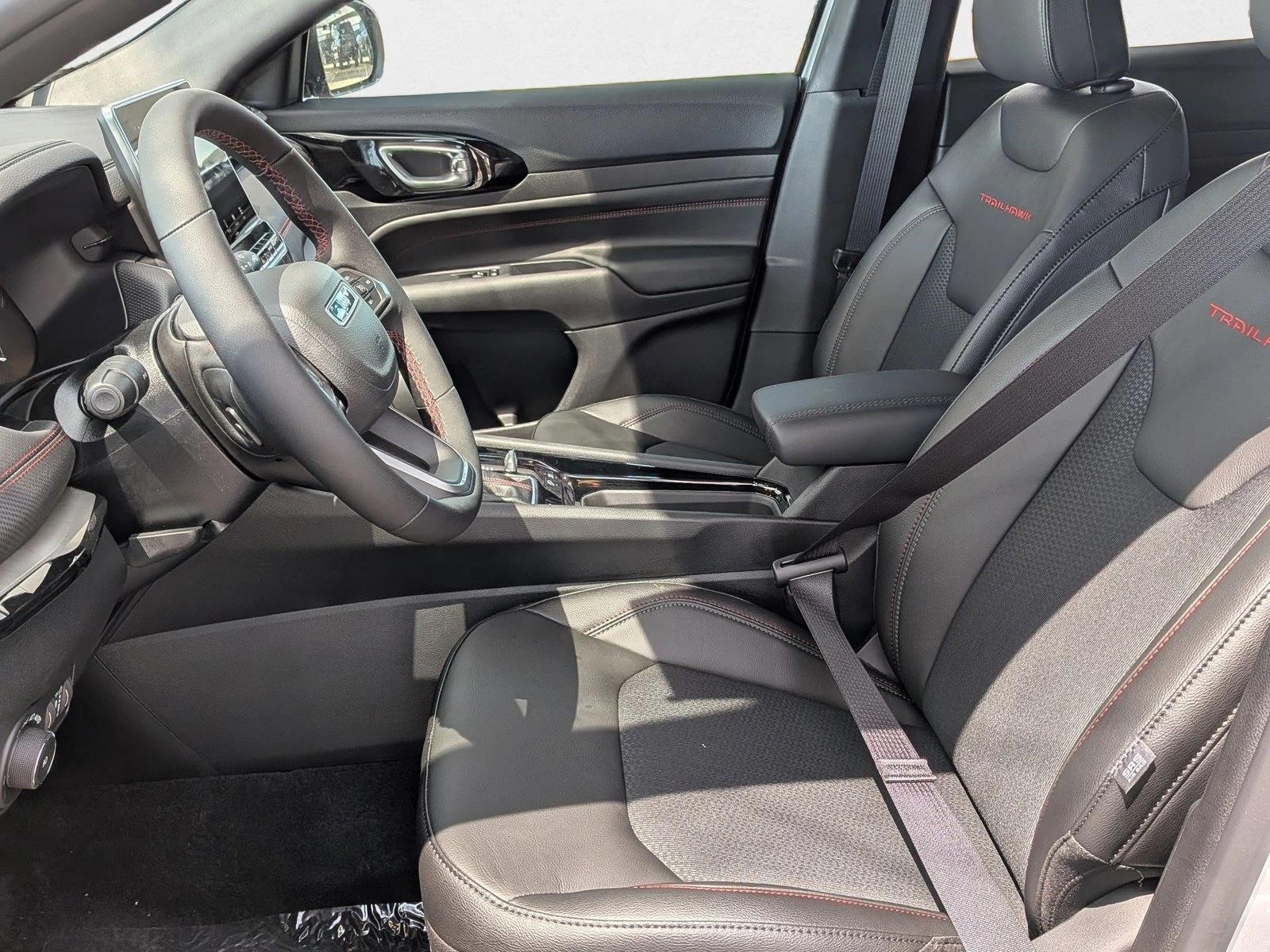 2025 Jeep Compass Trailhawk photo 2