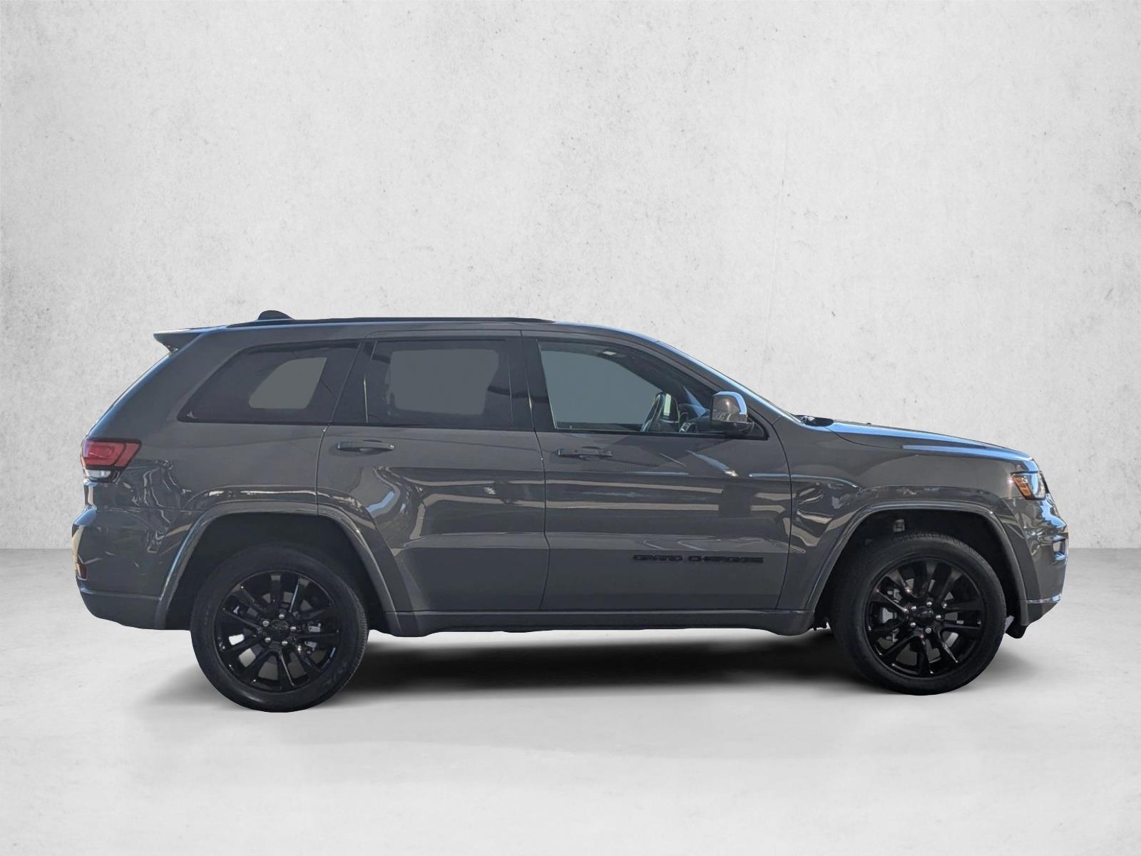 2021 Jeep Grand Cherokee Laredo X photo 2