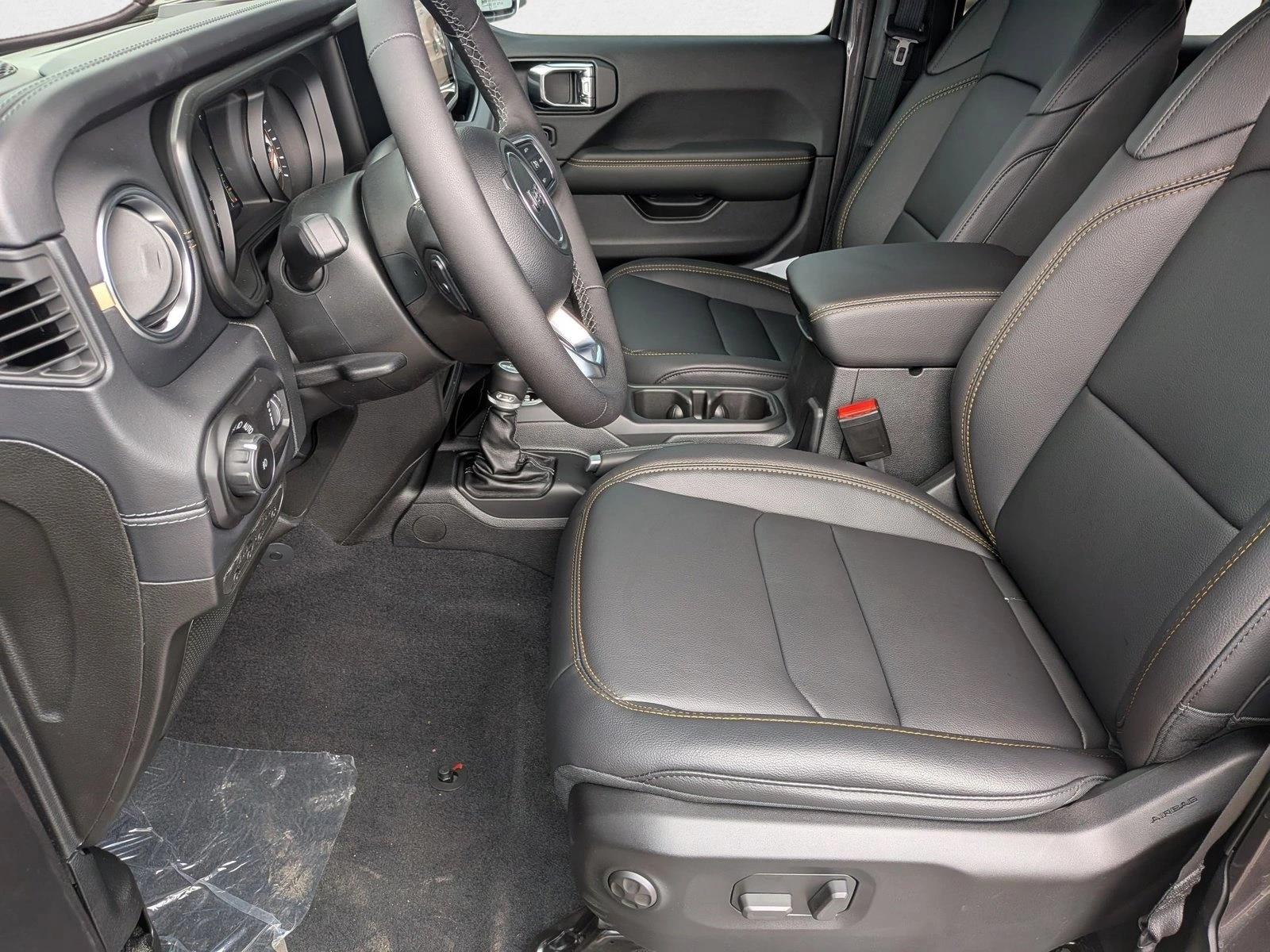 2025 Jeep Wrangler Sahara photo 4