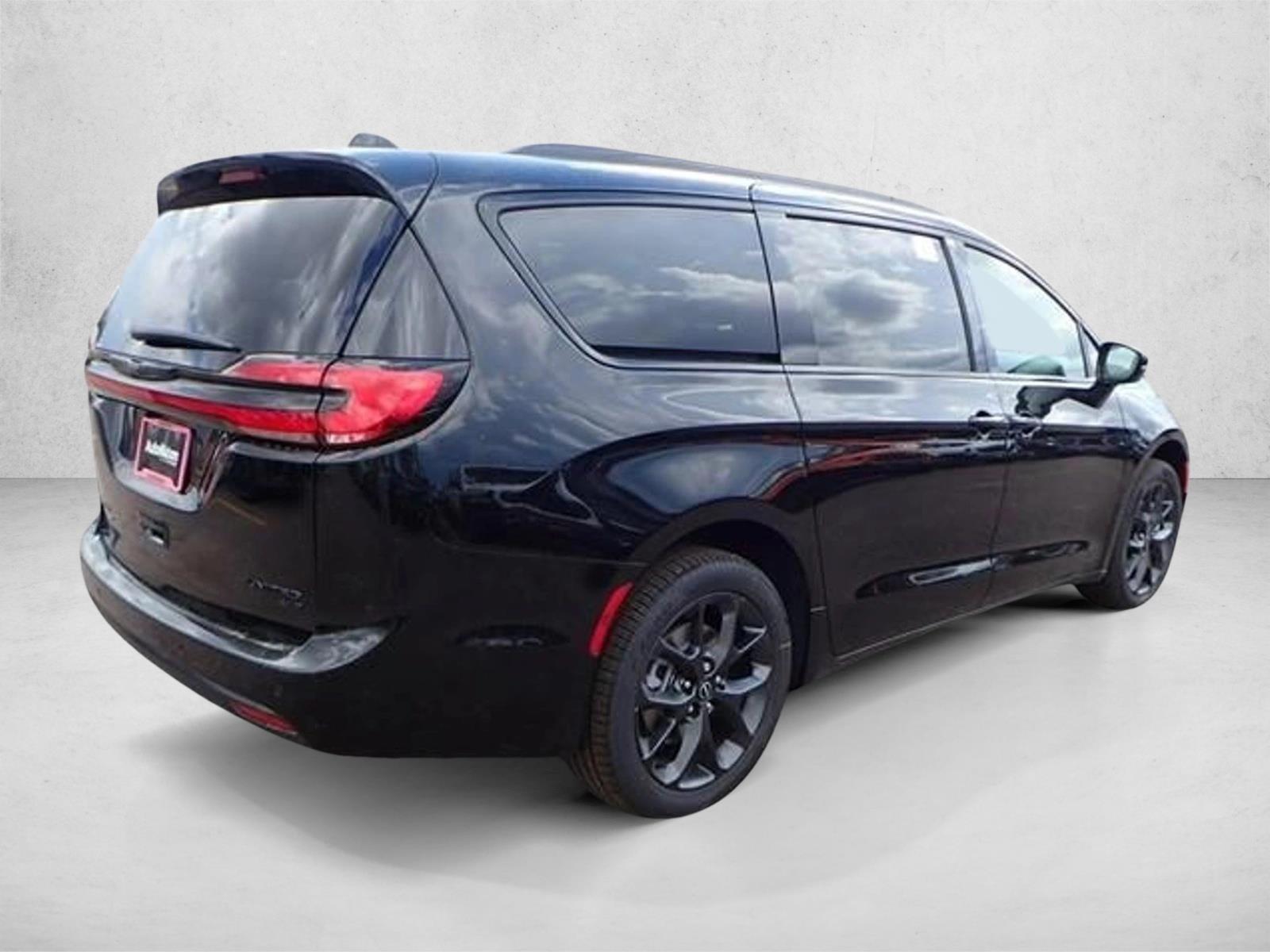 2026 Chrysler Pacifica Limited photo 4