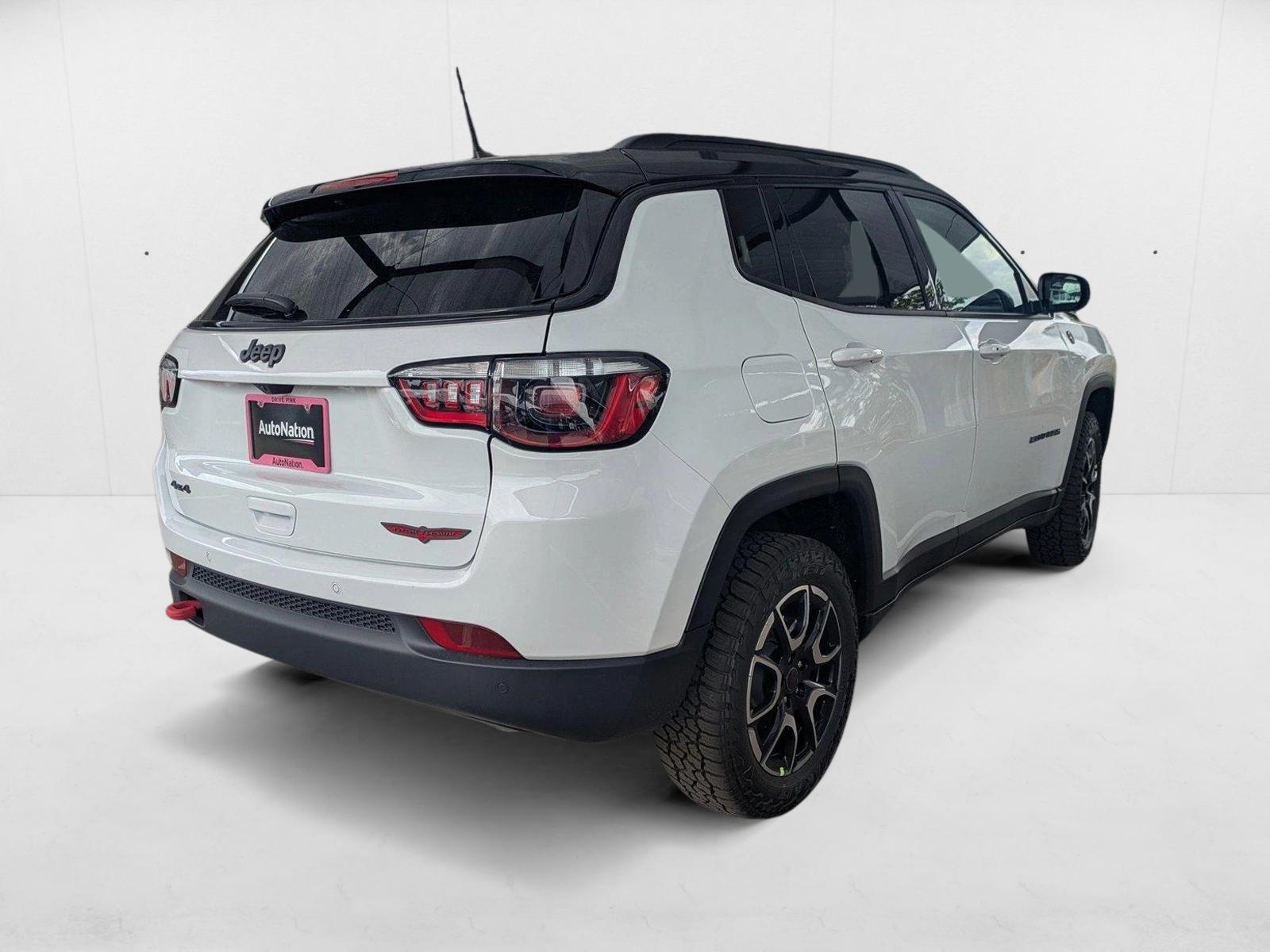 2025 Jeep Compass Trailhawk photo 2