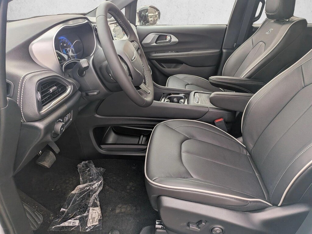 New 2026 Chrysler Pacifica Limited Van Passenger Van