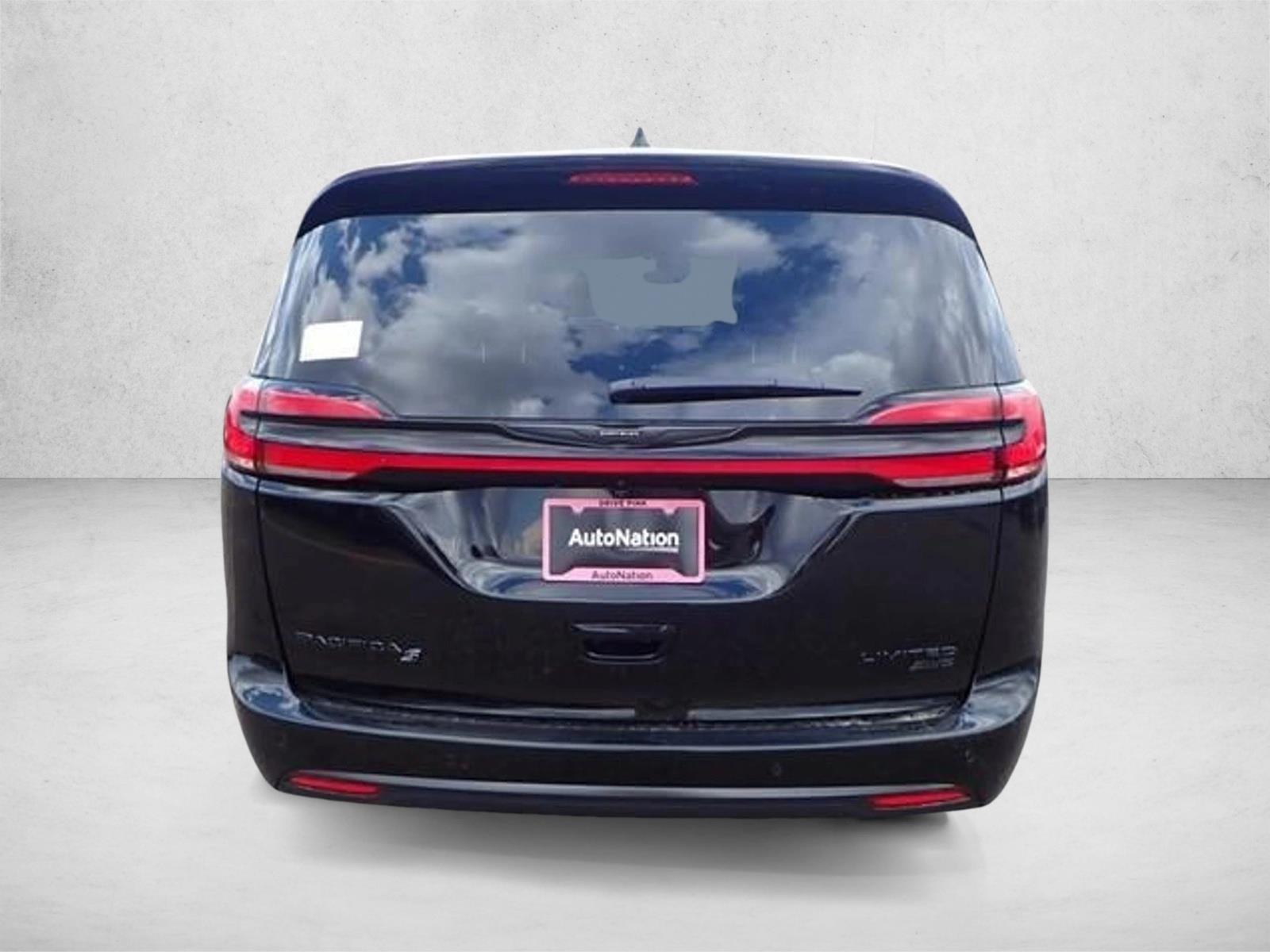2026 Chrysler Pacifica Limited photo 3