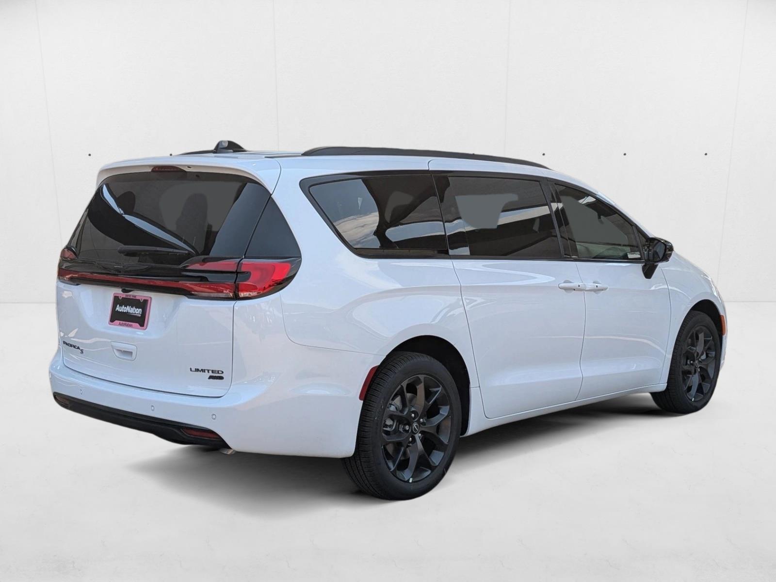 2026 Chrysler Pacifica Limited photo 2