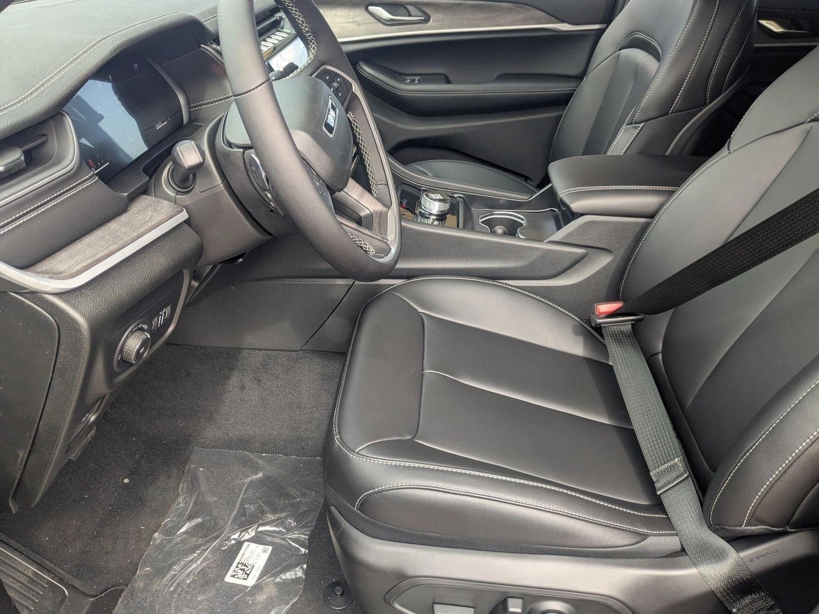2025 Jeep Grand Cherokee Limited photo 3