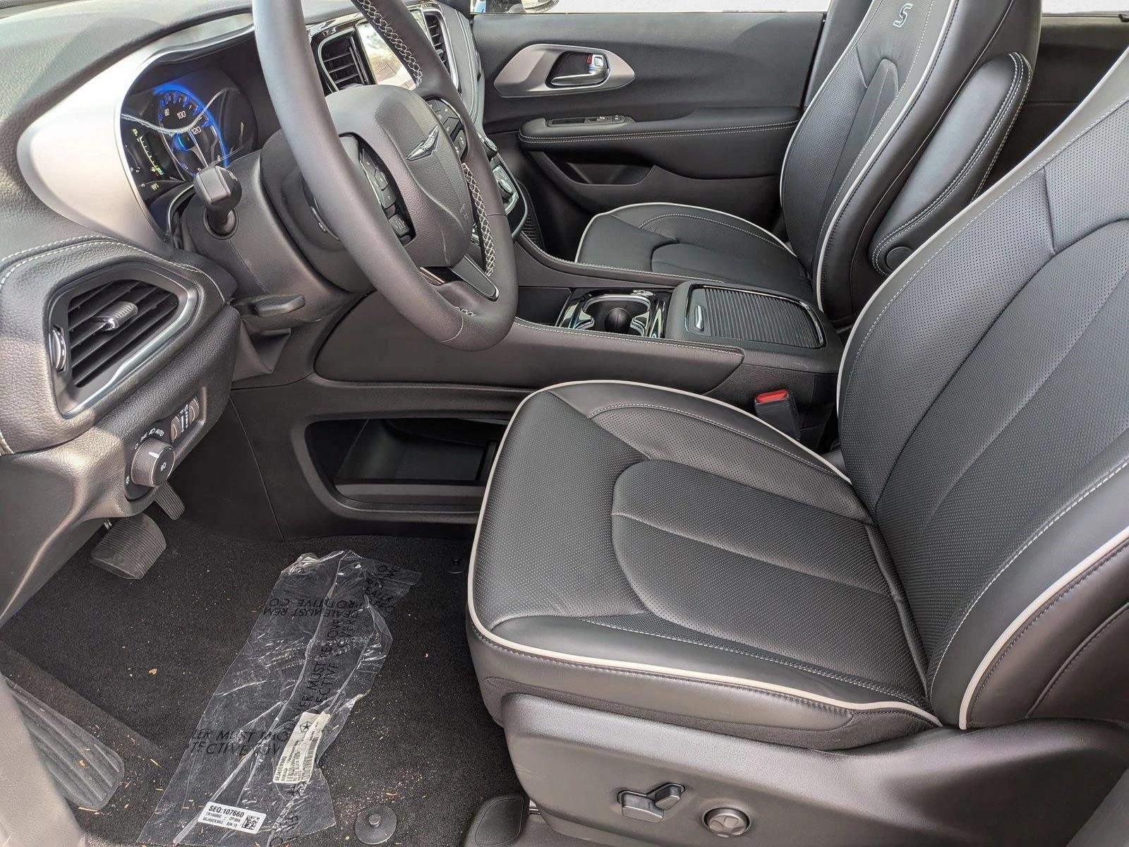 2026 Chrysler Pacifica Limited photo 3