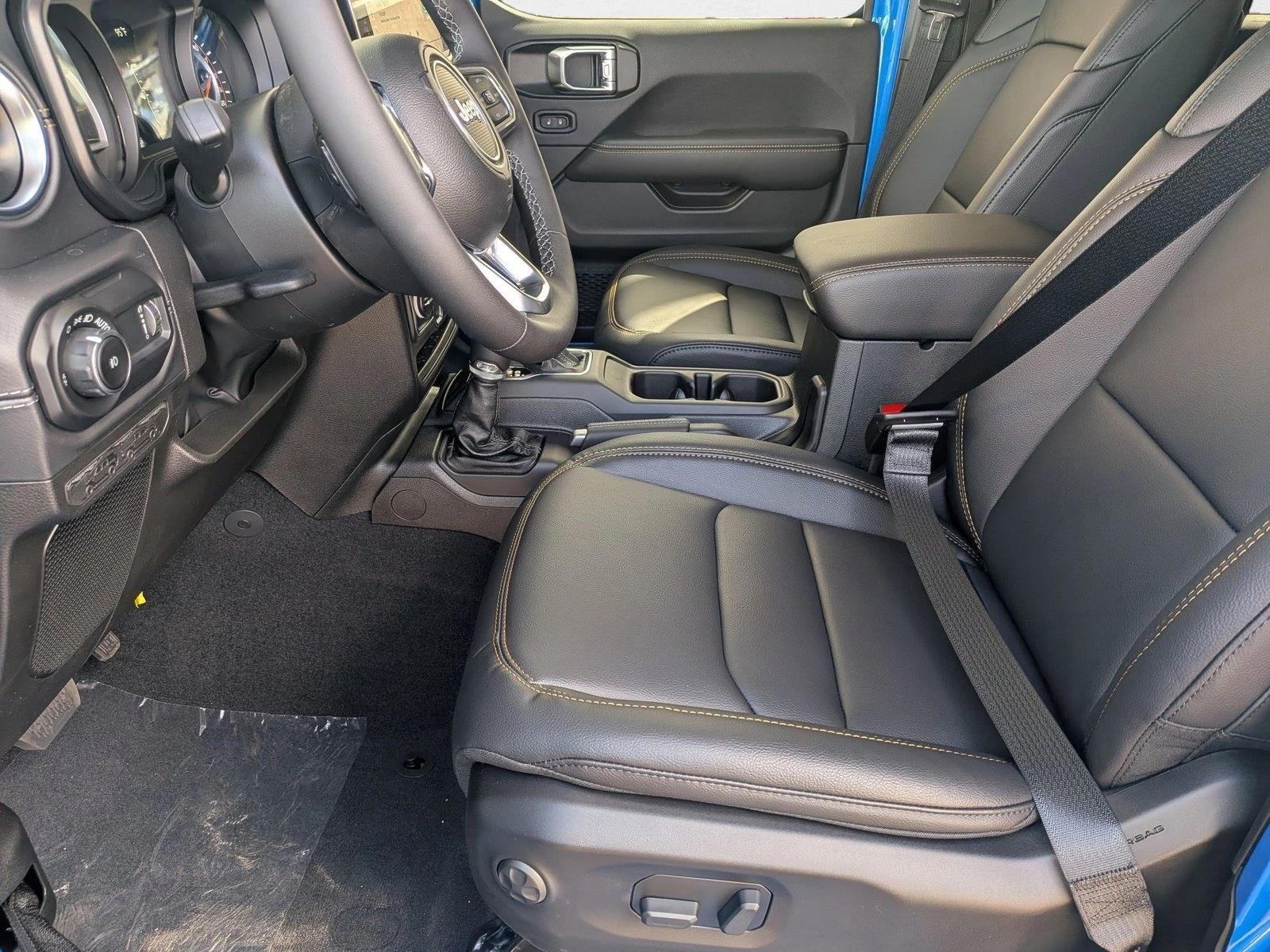2025 Jeep Wrangler Sahara photo 4