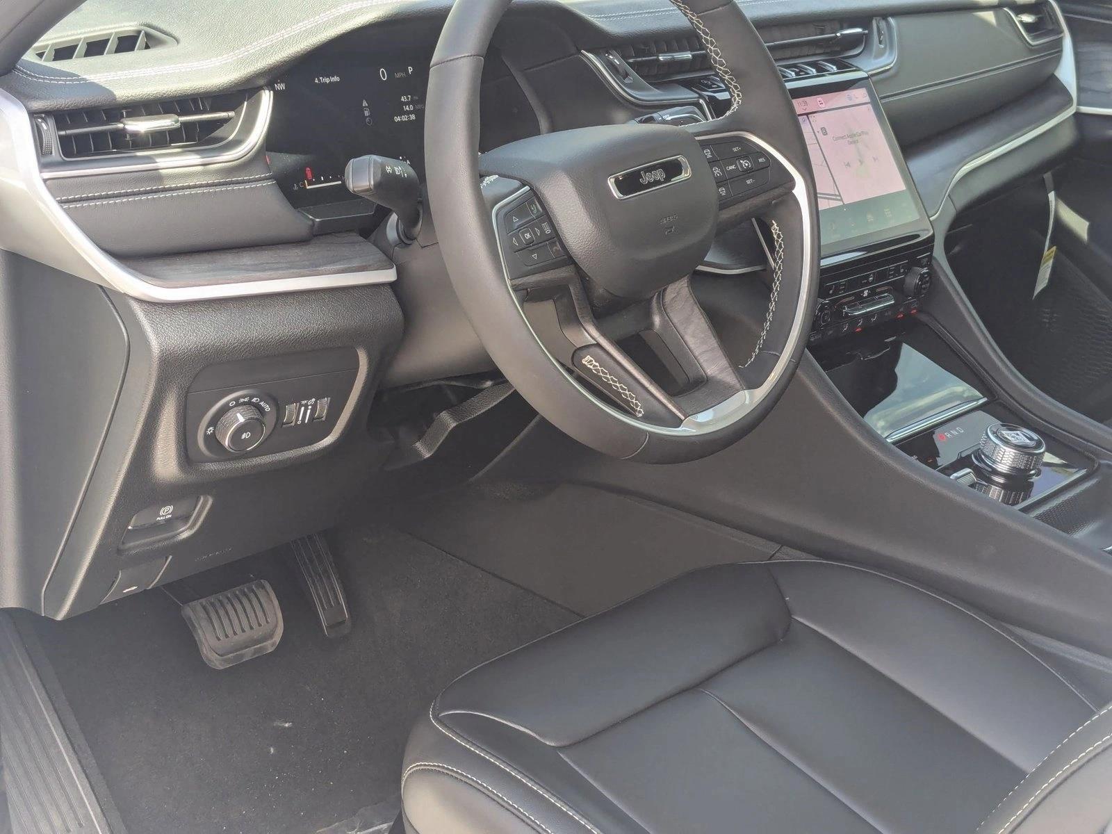 2025 Jeep Grand Cherokee Limited photo 3