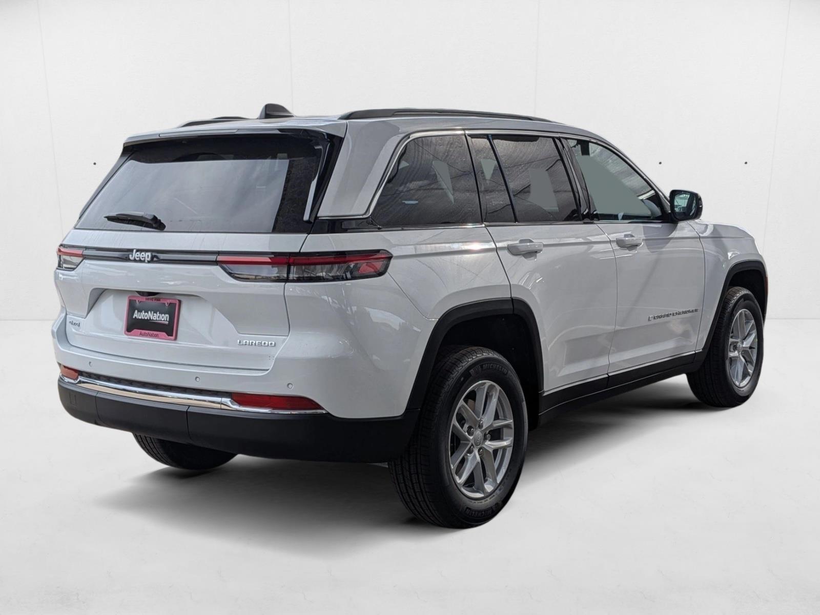 2025 Jeep Grand Cherokee Laredo X photo 2