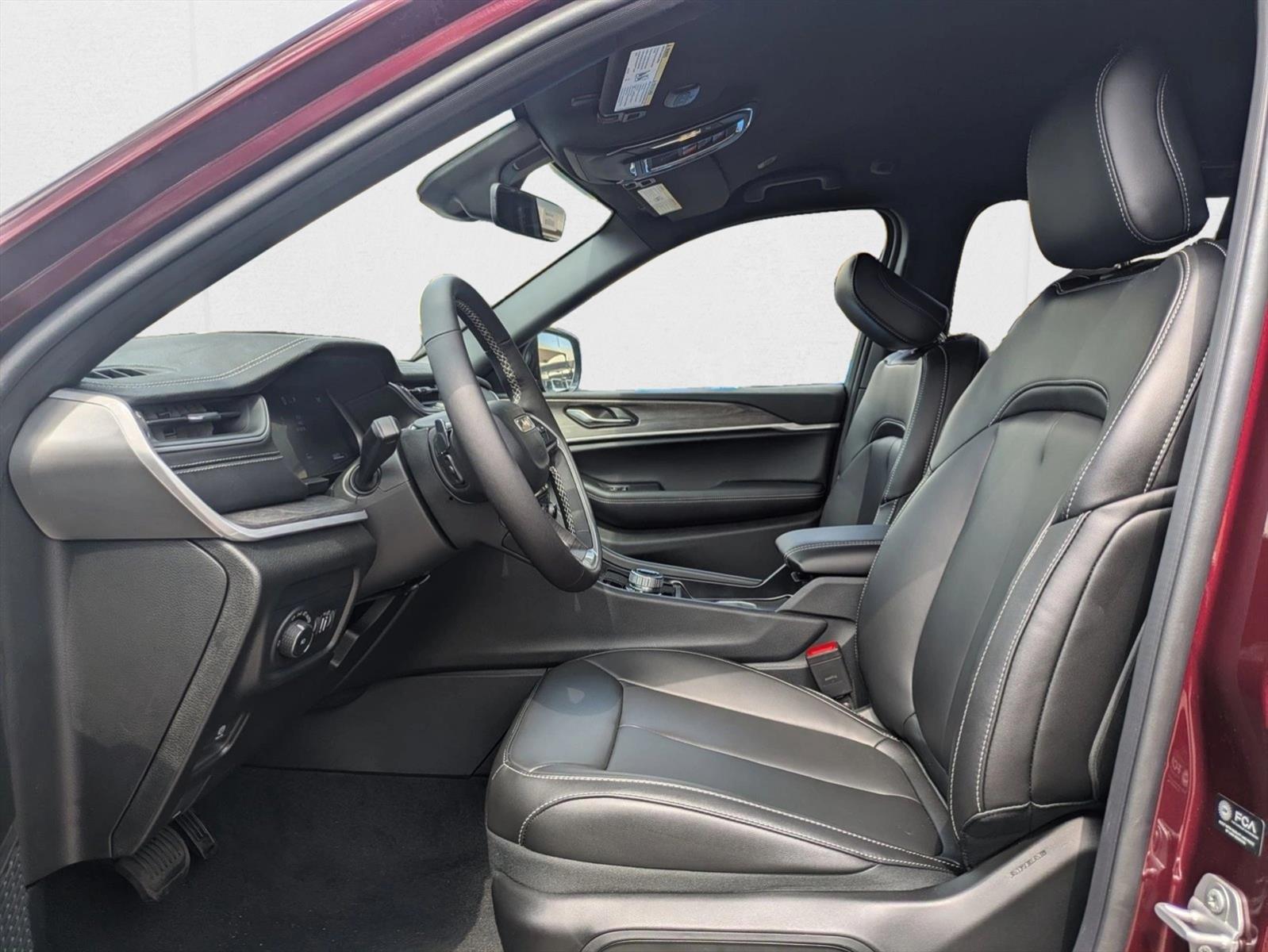 2025 Jeep Grand Cherokee Limited photo 2