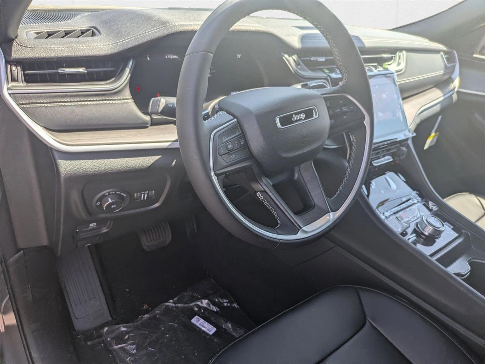 2025 Jeep Grand Cherokee Limited photo 3