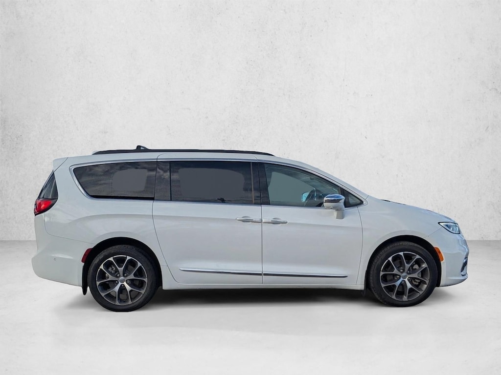 Used 2022 Chrysler Pacifica Limited Mini-van Passenger
