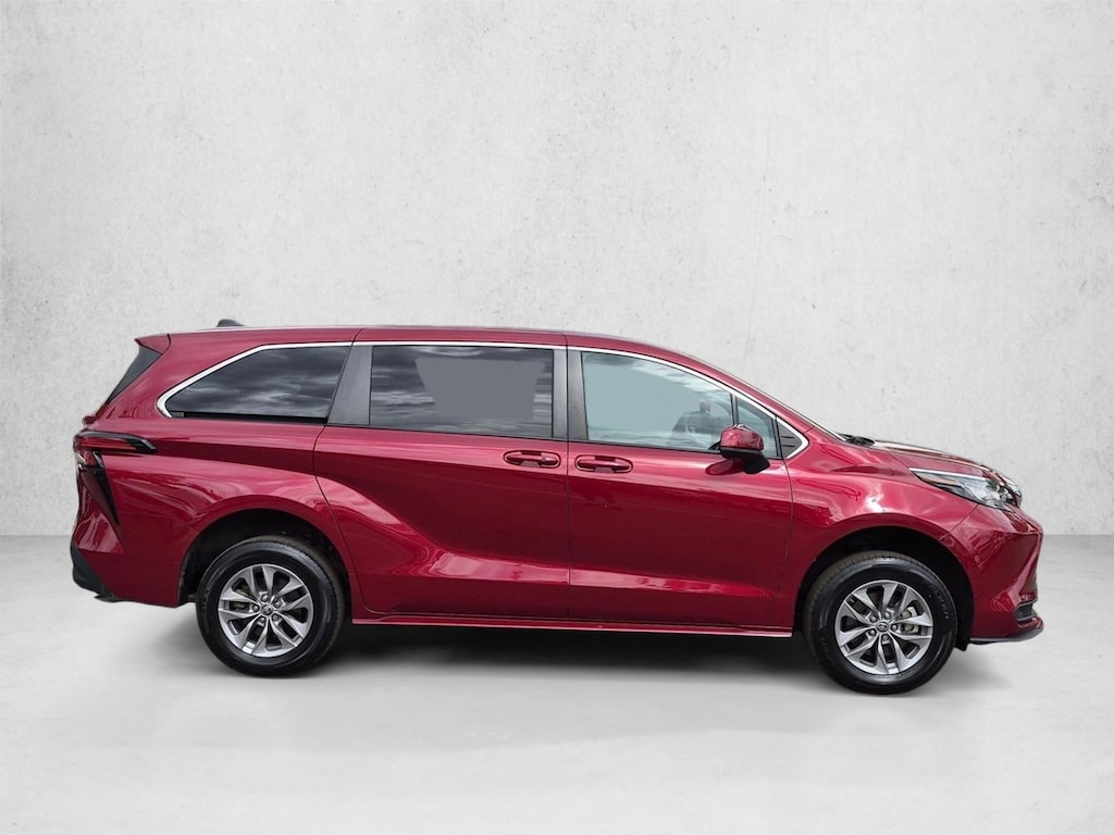 Used 2022 Toyota Sienna LE Mini-van Passenger