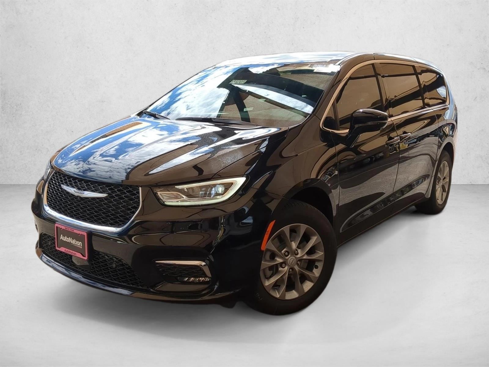 2026 Chrysler Pacifica Select's photo